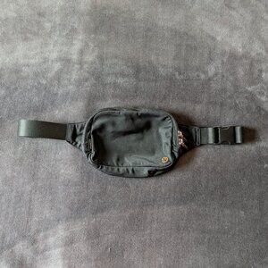lululemon Everywhere Belt Bag Large 2L in Black/Gold